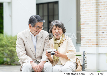 Senior couple travel camera 126503785