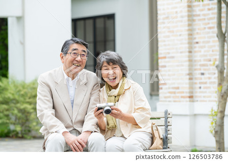 Senior couple travel camera 126503786