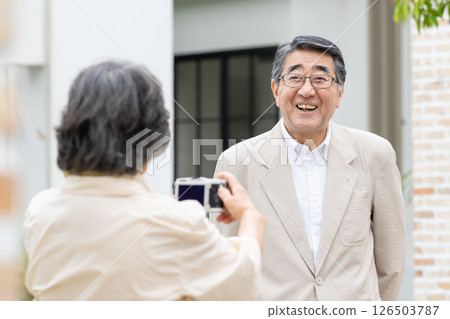 Senior couple travel camera 126503787