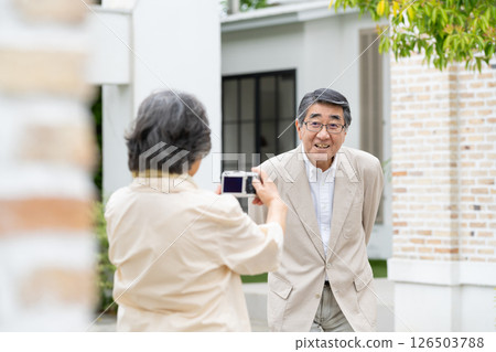 Senior couple travel camera 126503788