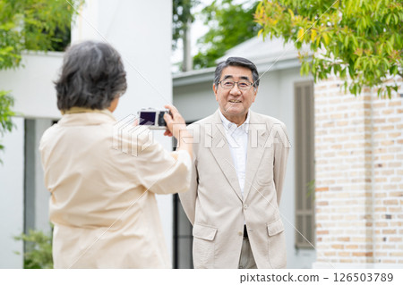 Senior couple travel camera 126503789