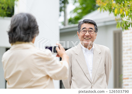Senior couple travel camera 126503790