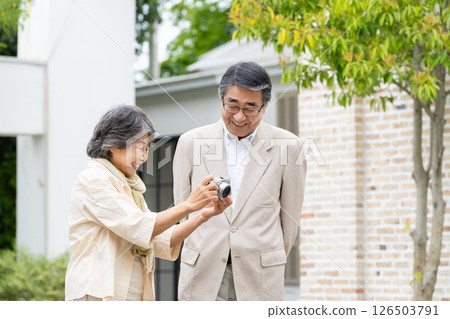 老夫婦旅行相機 126503791