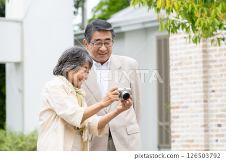 老夫婦旅行相機 126503792