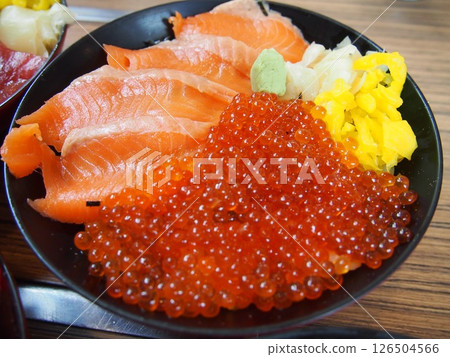 有三文魚和三文魚獐鹿的海鮮碗 有三文魚和三文魚獐鹿的海鮮碗 126504566