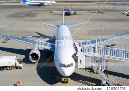 飛機駛向跑道 飛機駛向跑道 126504792