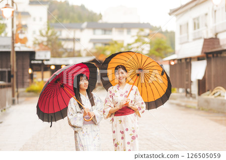 秋季中旬，一位身穿浴衣的年輕女子在雨中穿過溫泉小鎮。 [拍攝合作：新發田市電影委員會] 126505059