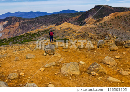 登山者在安達太良岳和馬野瀨周圍行走,同時欣賞鐵山和吾妻山脈的景色 登山者在安達太良岳和馬野瀨周圍行走,同時欣賞鐵山和吾妻山脈的景色 126505305