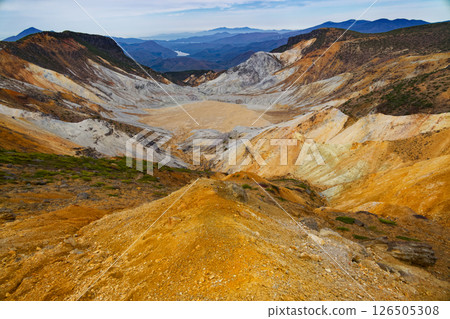從安達太良山脊看到的沼野平火山口盆地 從安達太良山脊看到的沼野平火山口盆地 126505308