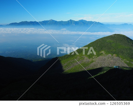 從八岳權現岳眺望夏季南阿爾卑斯山 從八岳權現岳眺望夏季南阿爾卑斯山 126505369