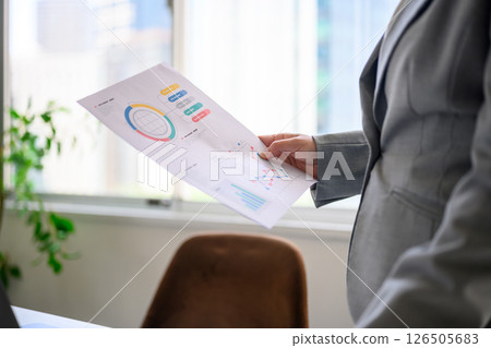 持有文件的商務人士 持有文件的商務人士 126505683