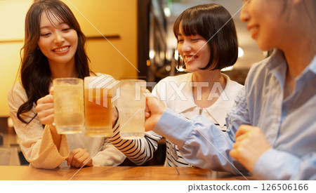 一位二十多歲的女性在居酒屋舉杯慶祝 126506166
