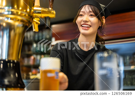 A woman working part-time at an izakaya A woman working part-time at an izakaya 126506169