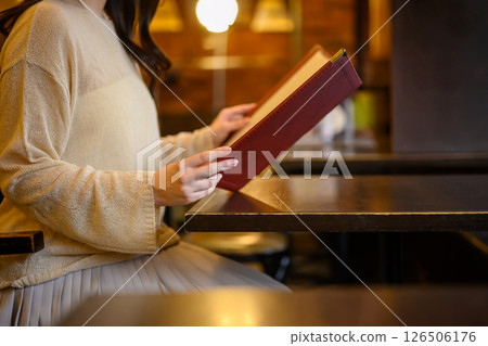 一位女顧客正在瀏覽菜單 126506176