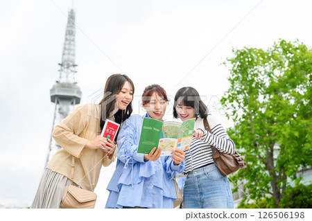 一群婦女在旅行 一群婦女在旅行 126506198