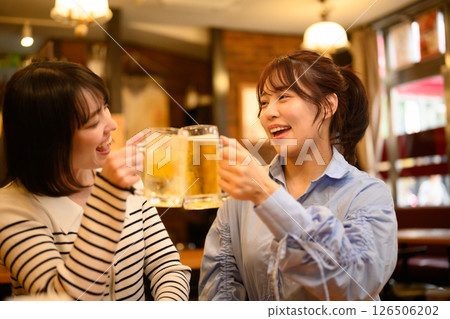 Women using izakayas 126506202