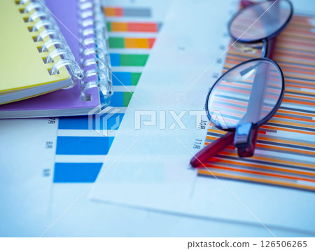 桌上的圖表、筆記本和眼鏡 126506265