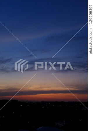 綏爛晚霞映襯下的上海城市夜幕 126506365