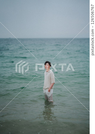 一名男子在度假村的海灘上使用平板電腦 126506767