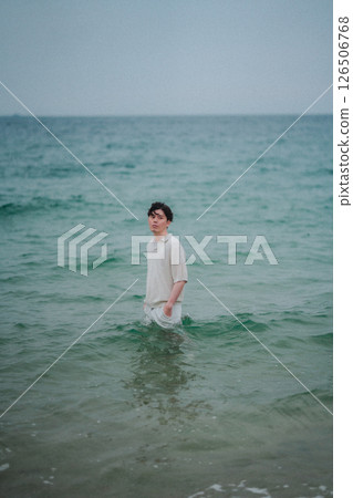 一名男子在度假村的海灘上使用平板電腦 一名男子在度假村的海灘上使用平板電腦 126506768