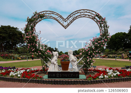 Arch that connects love 126506903