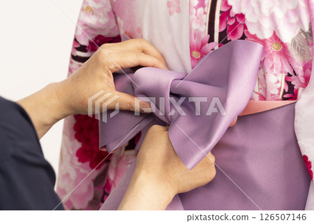 The process of putting on women's hakama Graduation hakama The process of putting on women's hakama Graduation hakama 126507146