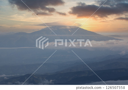 從月山彌陀原眺望鳥海山的日落 126507358