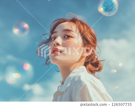 藍天和肥皂泡包圍的女人的側面像 126507735