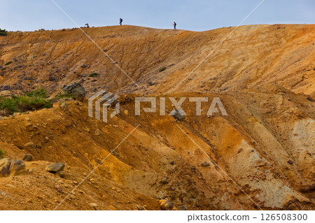Climbers walking along Umanose, seen from the ridge to Mt. Adatara and Mt. Funamyojin 126508300
