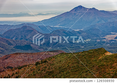 從安達太良岳和船明神岳眺望磐梯山和豬苗代湖的雲海 從安達太良岳和船明神岳眺望磐梯山和豬苗代湖的雲海 126508930