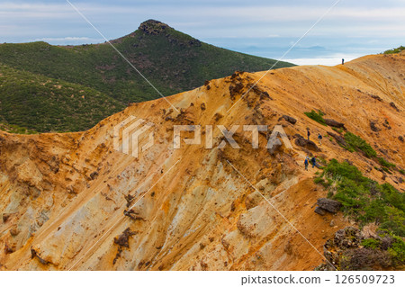 船名神山山脊和安達太良山頂峰的登山者 船名神山山脊和安達太良山頂峰的登山者 126509723