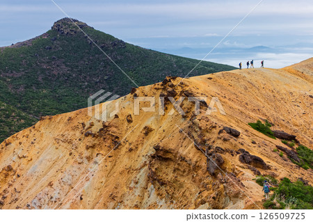 船名神山山脊和安達太良山頂峰的登山者 船名神山山脊和安達太良山頂峰的登山者 126509725
