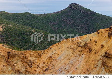 船名神山山脊和安達太良山頂峰的登山者 船名神山山脊和安達太良山頂峰的登山者 126509727