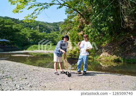 兩個男人在燒烤 126509740