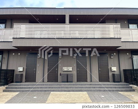Stylish entrance approach to a two-storey apartment 126509833