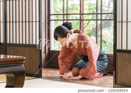 Nakais and proprietresses working at long-established hot spring inns, luxury inns, and temple lodgings Nakais and proprietresses working at long-established hot spring inns, luxury inns, and temple lodgings 126509924