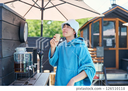 一名男子從桑拿房出來補充水分 126510118