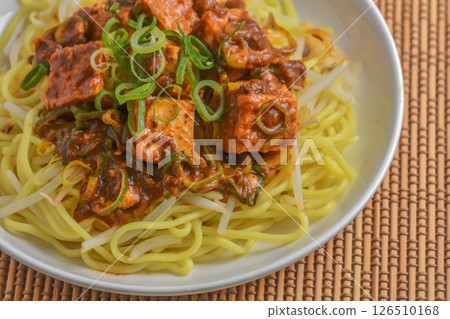 Fried noodles with deep-fried tofu and mapo 126510168