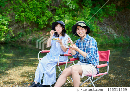 河邊吃咖哩的男女 126511269