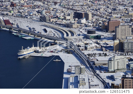 北海道函館市早晨的函館市中心雪景 126511475