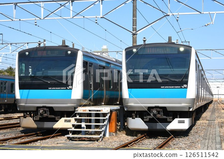 E233系 1000系 S103（特快，品川標記）和S158在電力儲存線上排列 126511542