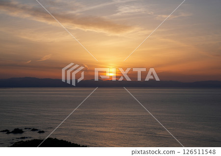 從高知縣土佐市的聖托里尼別墅看到的太平洋日出 從高知縣土佐市的聖托里尼別墅看到的太平洋日出 126511548