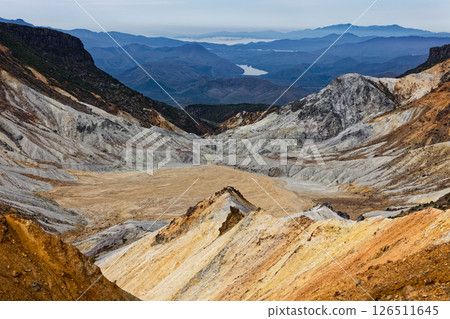 View of the Numanodaira crater plain and the Urabandai and Iide mountain ranges from Umanose, Mt. Adatara 126511645