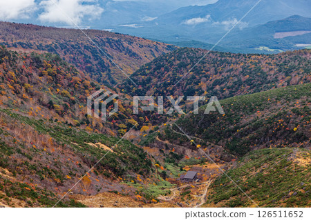 Autumn leaves on the mountainside and Kurogane hut from Umanose, Mt. Adatara Autumn leaves on the mountainside and Kurogane hut from Umanose, Mt. Adatara 126511652