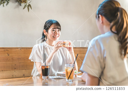 亞洲年輕女性在咖啡館、餐廳吃午飯時聊天 126511833