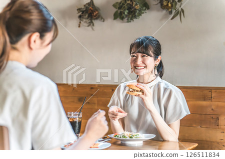 亞洲年輕女性在咖啡館、餐廳吃午飯時聊天 126511834