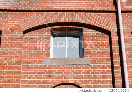 白色窗框紅磚牆 126511914