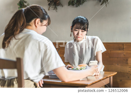 亞洲女性正在用智能手機查看前來吃午餐的咖啡館和餐館的評論和 SNS 亞洲女性正在用智能手機查看前來吃午餐的咖啡館和餐館的評論和 SNS 126512006