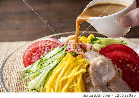 在冷麵條上淋上芝麻醬 在冷麵條上淋上芝麻醬 126512050