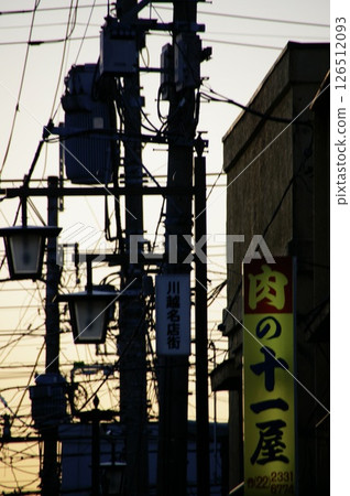 夕陽照亮的電話桿 126512093